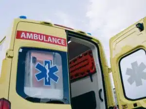 Ambulanza gialla con portellone aperto