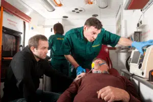 Soccorritori assistono paziente in ambulanza. Soccorritori assistono paziente in ambulanza.