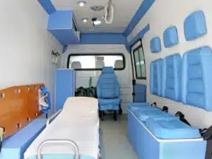 Interno di ambulanza vuota con sedili blu.